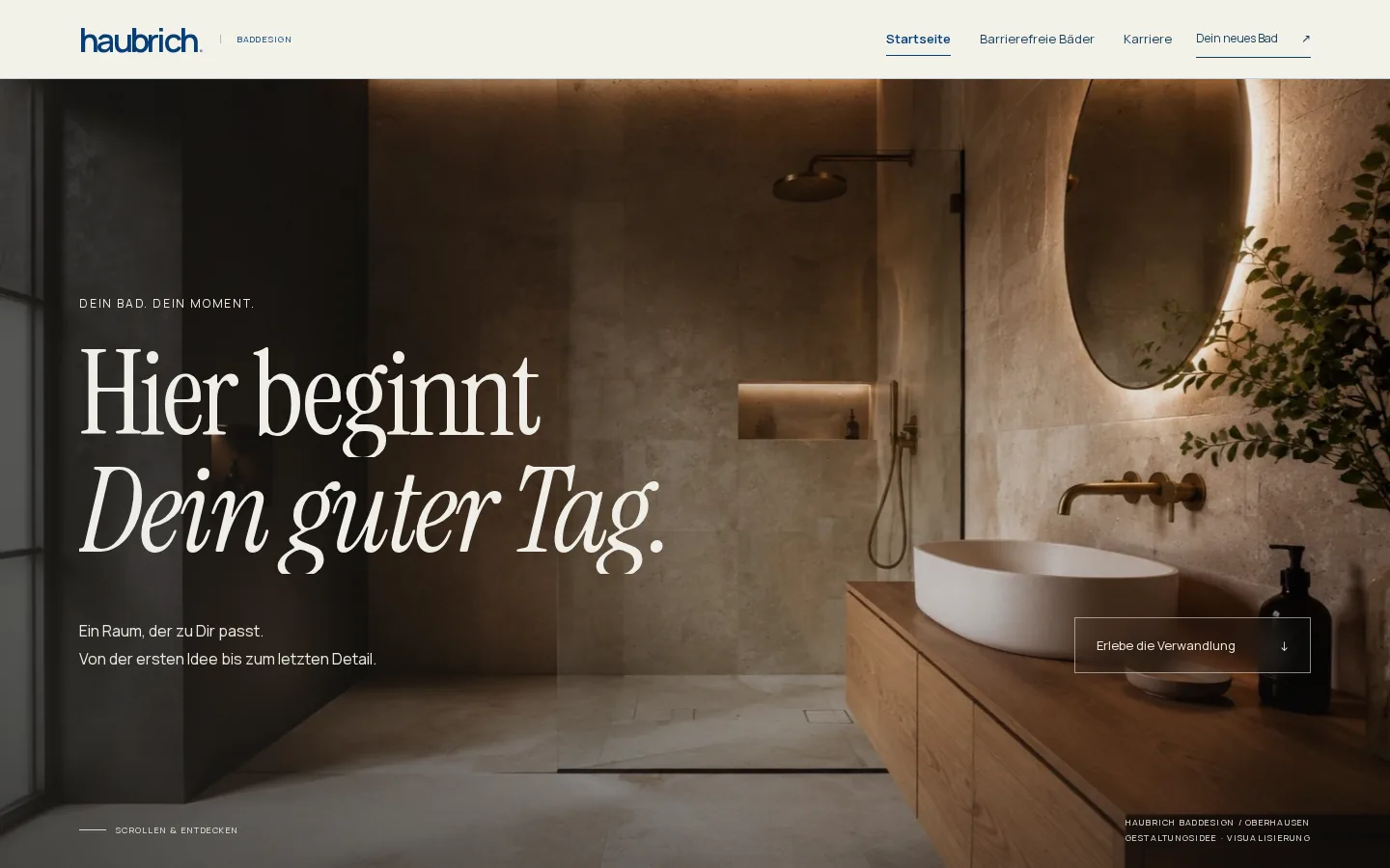 Startseite der Haubrich-Baddesign-Website: Headline „Hier beginnt Dein guter Tag.“ vor einem warm beleuchteten Bad mit Naturstein und Holz