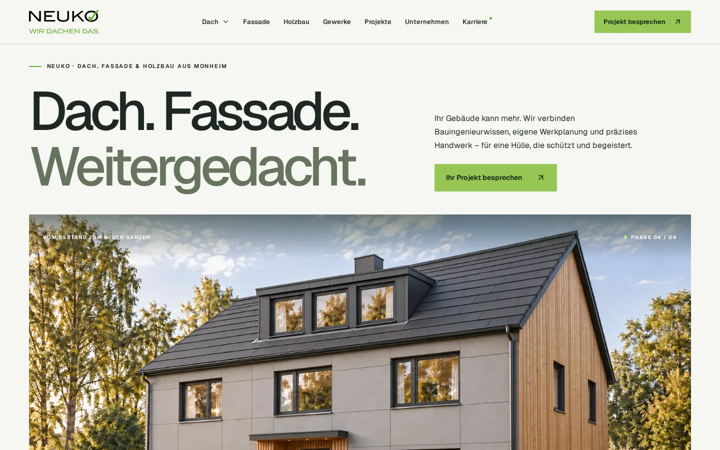 Startseite der NEUKO-Website: Headline „Dach. Fassade. Weitergedacht.“ über einem modernisierten Haus mit Dach und Holzfassade